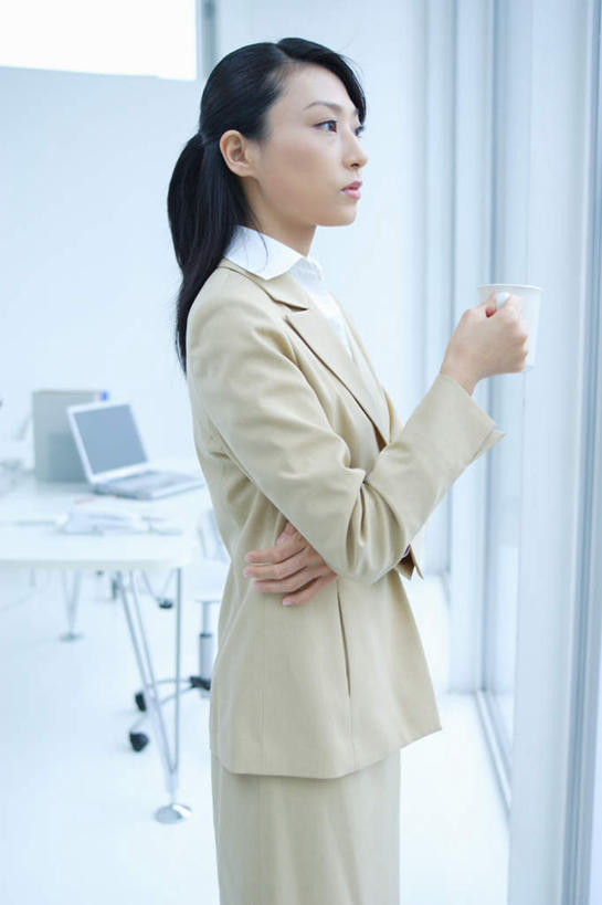东方人,一个人,商务人士,商务女性,站,竖图,室内,白天,侧面,窗户,杯子,亚洲,仅一个年轻女性,仅一个女性,仅一个人,套装,瓷器,咖啡杯,陶瓷制品,拿,拿着,注视,黄种人,玻璃窗,观察,看,站着,观看,察看,关注,瓷杯,商务装,工薪阶层,年轻女性,女人,女性,亚洲人,白领,上班族,半身,彩图