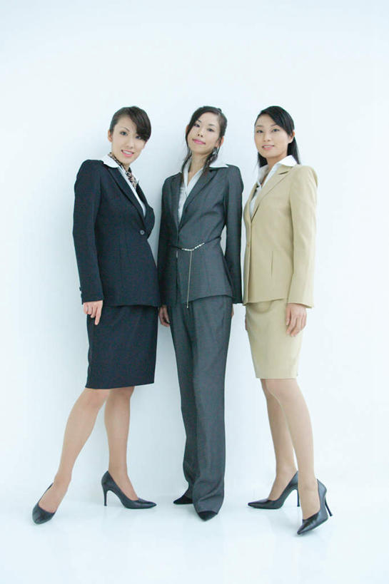 东方人,三个人,商务人士,商务女性,站,笑,微笑,竖图,室内,白天,白色背景,正面,亚洲,套装,注视,黄种人,观察,看,站着,摄影,影棚,观看,察看,关注,商务装,工薪阶层,年轻女性,女人,女性,亚洲人,白领,上班族,彩图,全身,影棚拍摄,拍摄