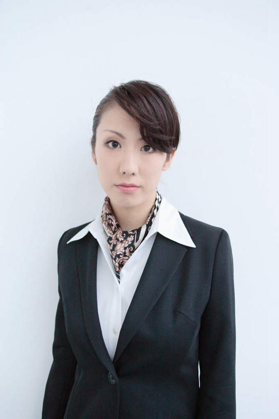 东方人,一个人,商务人士,商务女性,站,笑,微笑,竖图,室内,白天,白色背景,正面,亚洲,仅一个年轻女性,仅一个女性,仅一个人,套装,注视,黄种人,观察,看,站着,摄影,影棚,观看,察看,关注,商务装,工薪阶层,年轻女性,女人,女性,亚洲人,白领,上班族,半身,彩图,影棚拍摄,拍摄