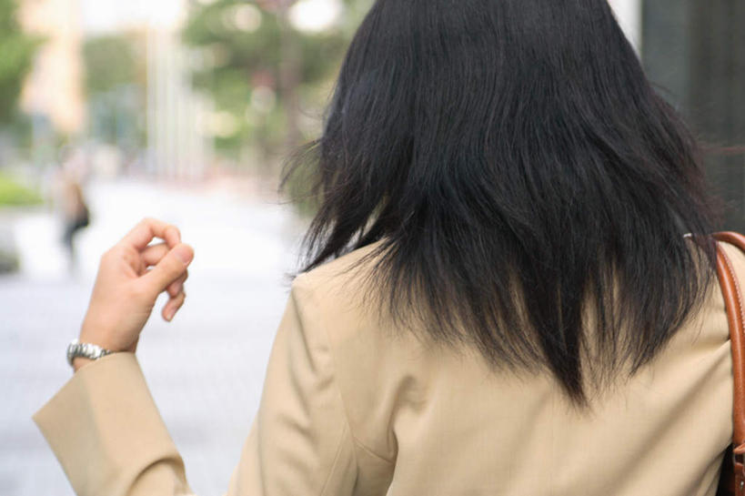 东方人,一个人,商务人士,商务女性,站,走,横图,室外,白天,植物,亚洲,仅一个年轻女性,仅一个女性,仅一个人,套装,朦胧,模糊,包,皮包,拿,拿着,注视,黄种人,树,树木,背面,绿色,自然,观察,看,站着,生长,成长,观看,单肩包,察看,关注,商务装,工薪阶层,年轻女性,女人,女性,亚洲人,白领,上班族,步行,散步,站立,走路,半身,彩图