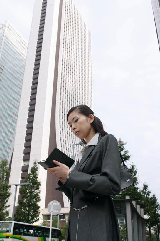 东方人,一个人,商务人士,商务女性,高楼大厦,站,竖图,室外,白天,仰视,大厦,建筑,摩天大楼,亚洲,仅一个年轻女性,仅一个女性,仅一个人,套装,云,云朵,记事本,拿,云彩,拿着,注视,黄种人,蓝色,白云,蓝天,天空,本子,笔记本,天,观察,看,站着,观看,察看,关注,商务装,工薪阶层,年轻女性,女人,女性,亚洲人,白领,上班族,站立,半身,彩图,低角度拍摄,大楼,高层建筑,高楼,摩天楼