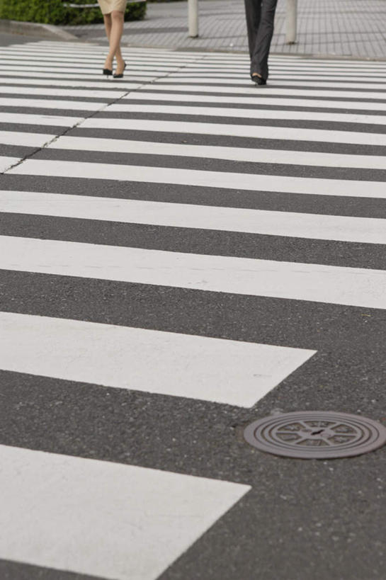 东方人,一个人,商务人士,商务女性,站,走,竖图,室外,白天,正面,道路,路,人行横道,公路,亚洲,仅一个年轻女性,仅一个女性,仅一个人,套装,交通,注视,黄种人,观察,看,站着,观看,察看,关注,人行横道线,商务装,工薪阶层,年轻女性,女人,女性,亚洲人,白领,上班族,斑马线,马路,步行,散步,站立,走路,半身,彩图