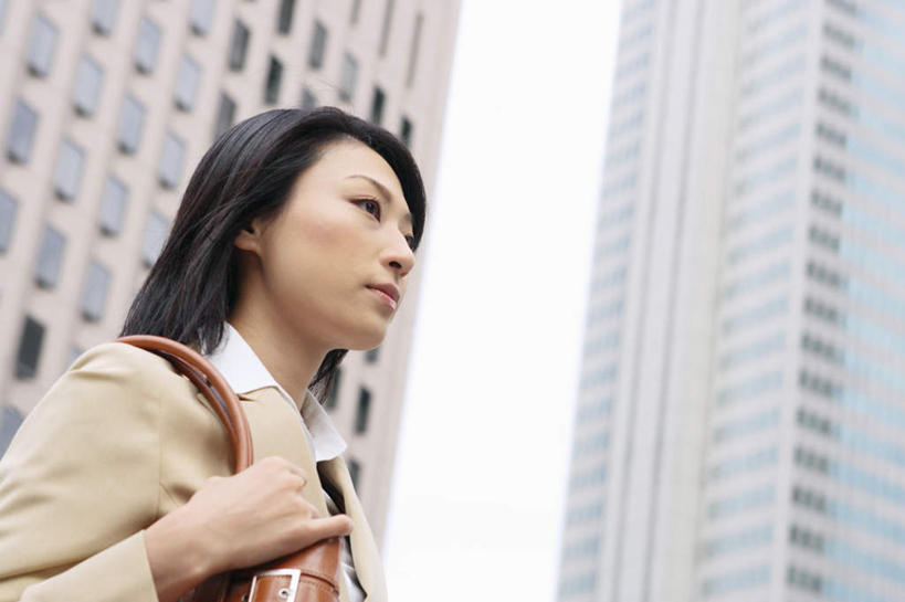 东方人,一个人,商务人士,商务女性,高楼大厦,站,横图,室外,白天,仰视,大厦,建筑,摩天大楼,亚洲,仅一个年轻女性,仅一个女性,仅一个人,套装,包,公文包,拿,拿着,注视,黄种人,天空,天,观察,看,站着,公事包,观看,察看,关注,商务装,工薪阶层,年轻女性,女人,女性,亚洲人,白领,上班族,半身,彩图,低角度拍摄,大楼,高层建筑,高楼,摩天楼