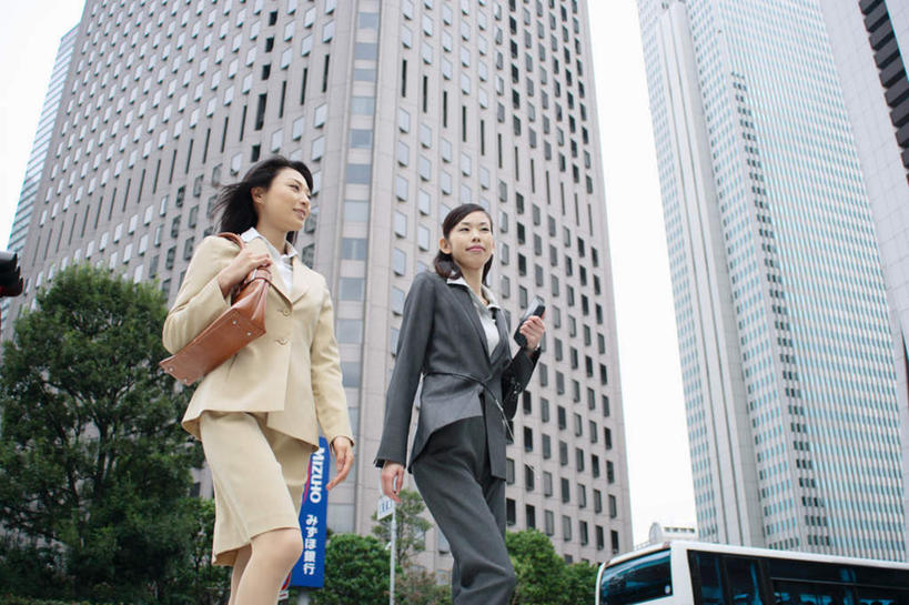 东方人,两个人,商务人士,商务女性,高楼大厦,站,走,横图,室外,白天,仰视,植物,大厦,建筑,摩天大楼,亚洲,套装,注视,黄种人,树,树木,绿色,自然,观察,看,站着,生长,成长,观看,察看,关注,商务装,工薪阶层,年轻女性,女人,女性,亚洲人,白领,上班族,步行,散步,站立,走路,半身,彩图,低角度拍摄,大楼,高层建筑,高楼,摩天楼