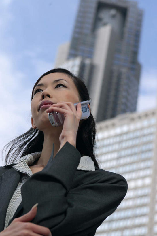 东方人,一个人,商务人士,商务女性,高楼大厦,站,打电话,竖图,室外,白天,仰视,大厦,建筑,摩天大楼,电话,手机,亚洲,仅一个年轻女性,仅一个女性,仅一个人,套装,拿,拿着,注视,黄种人,通讯设备,观察,看,站着,观看,察看,关注,商务装,工薪阶层,交流,年轻女性,女人,女性,亚洲人,白领,上班族,沟通,抬头,通话,仰头,站立,半身,彩图,低角度拍摄,大楼,高层建筑,高楼,摩天楼