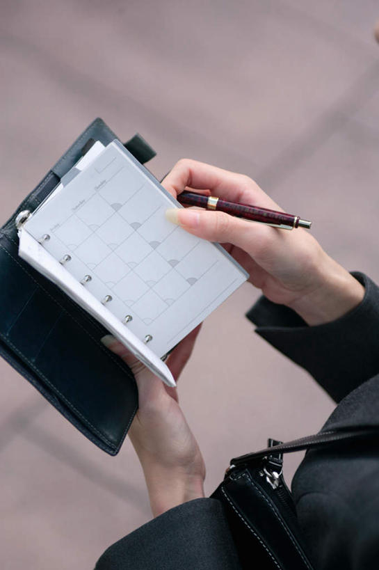 东方人,一个人,商务人士,商务女性,站,竖图,俯视,室外,白天,亚洲,仅一个年轻女性,仅一个女性,仅一个人,套装,笔,记事本,拿,拿着,注视,黄种人,本子,笔记本,观察,看,站着,观看,察看,关注,商务装,工薪阶层,年轻女性,女人,女性,亚洲人,白领,上班族,站立,半身,彩图,高角度拍摄