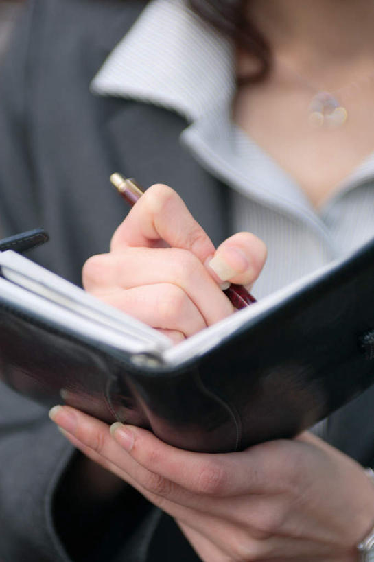 东方人,一个人,商务人士,商务女性,站,竖图,室外,白天,正面,亚洲,仅一个年轻女性,仅一个女性,仅一个人,套装,笔,记事本,拿,拿着,注视,黄种人,本子,笔记本,观察,看,站着,观看,察看,关注,商务装,工薪阶层,年轻女性,女人,女性,亚洲人,白领,上班族,站立,半身,彩图