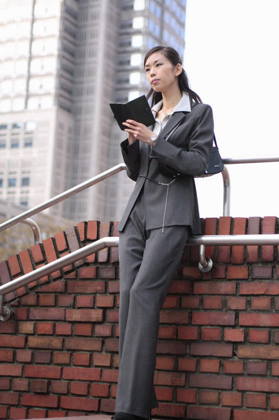 东方人,一个人,商务人士,商务女性,栏杆,站,竖图,室外,白天,仰视,亚洲,仅一个年轻女性,仅一个女性,仅一个人,套装,笔,围栏,记事本,拿,拿着,注视,黄种人,护栏,本子,笔记本,观察,看,站着,观看,察看,关注,商务装,工薪阶层,年轻女性,女人,女性,亚洲人,白领,上班族,站立,半身,彩图,低角度拍摄