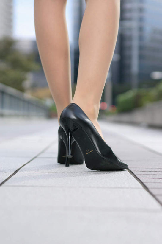 东方人,脚,脚后跟,一个人,商务人士,商务女性,高楼大厦,站,竖图,室外,白天,高跟鞋,大厦,道路,建筑,路,摩天大楼,公路,亚洲,仅一个年轻女性,仅一个女性,仅一个人,套装,朦胧,模糊,交通,注视,黄种人,背面,观察,看,站着,观看,察看,关注,商务装,工薪阶层,年轻女性,女人,女性,亚洲人,白领,上班族,马路,站立,半身,彩图,大楼,高层建筑,高楼,摩天楼