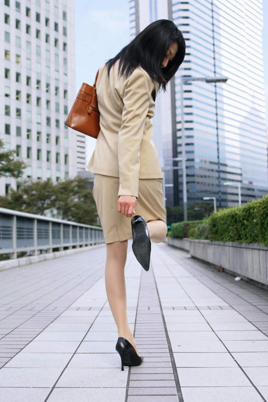 东方人,一个人,商务人士,商务女性,高楼大厦,站,竖图,室外,白天,高跟鞋,植物,大厦,道路,建筑,路,摩天大楼,公路,亚洲,仅一个年轻女性,仅一个女性,仅一个人,套装,交通,拿,拿着,注视,黄种人,树,树木,背面,绿色,自然,观察,看,站着,生长,成长,观看,察看,关注,商务装,工薪阶层,年轻女性,女人,女性,亚洲人,白领,上班族,马路,站立,彩图,全身,大楼,高层建筑,高楼,摩天楼