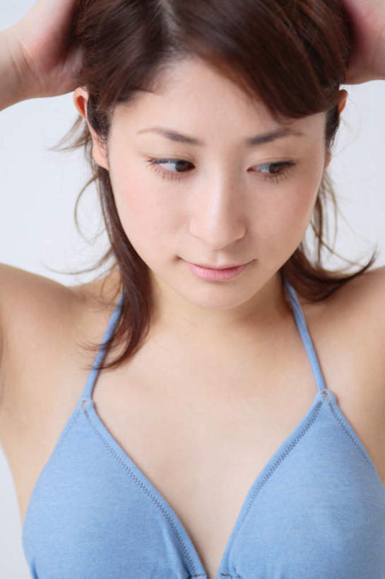 东方人,一个人,站,笑,微笑,竖图,室内,特写,白天,白色背景,正面,亚洲,仅一个年轻女性,仅一个女性,仅一个人,内衣,服装,注视,休闲装,黄种人,衣服,低头,观察,看,站着,休闲,休闲服,摄影,服饰,影棚,观看,察看,关注,年轻女性,女人,女性,亚洲人,半身,彩图,影棚拍摄,拍摄