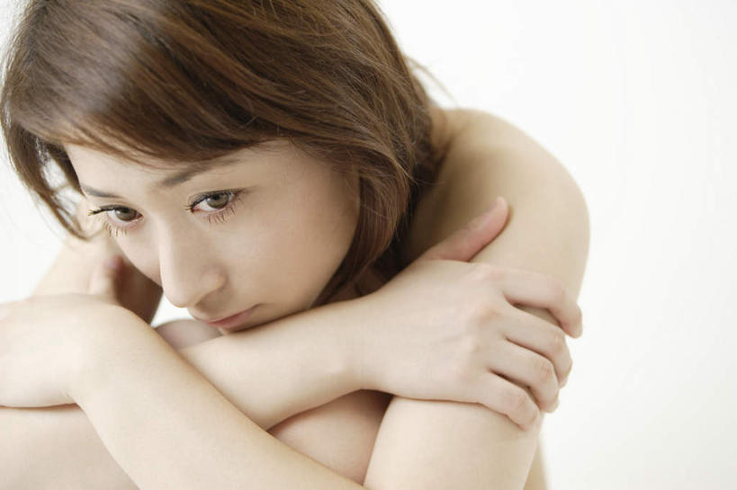 东方人,一个人,坐,双手交叉,横图,室内,特写,白天,白色背景,正面,亚洲,仅一个年轻女性,仅一个女性,仅一个人,服装,注视,休闲装,黄种人,衣服,观察,看,休闲,休闲服,摄影,服饰,影棚,观看,察看,双手抱胸,关注,年轻女性,女人,女性,亚洲人,坐着,半身,彩图,影棚拍摄,拍摄