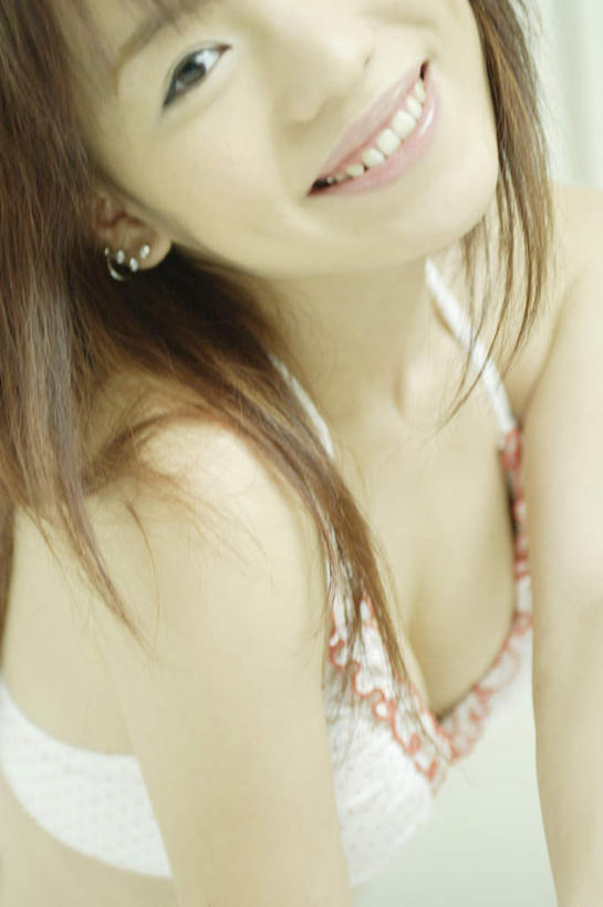 东方人,一个人,站,笑,微笑,露齿笑,竖图,俯视,室内,白天,白色背景,泳装,比基尼,亚洲,仅一个年轻女性,仅一个女性,仅一个人,内衣,服装,注视,休闲装,黄种人,衣服,观察,看,站着,休闲,休闲服,摄影,服饰,影棚,观看,察看,关注,年轻女性,女人,女性,亚洲人,半身,彩图,高角度拍摄,影棚拍摄,三点式,泳衣,拍摄