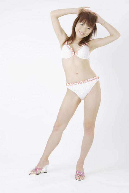 东方人,一个人,站,笑,微笑,露齿笑,竖图,室内,白天,白色背景,正面,亚洲,仅一个年轻女性,仅一个女性,仅一个人,内衣,服装,注视,休闲装,黄种人,衣服,观察,看,站着,休闲,休闲服,胸罩,文胸,摄影,服饰,影棚,观看,察看,双手抱头,关注,乳罩,胸衣,年轻女性,女人,女性,亚洲人,彩图,全身,影棚拍摄,拍摄