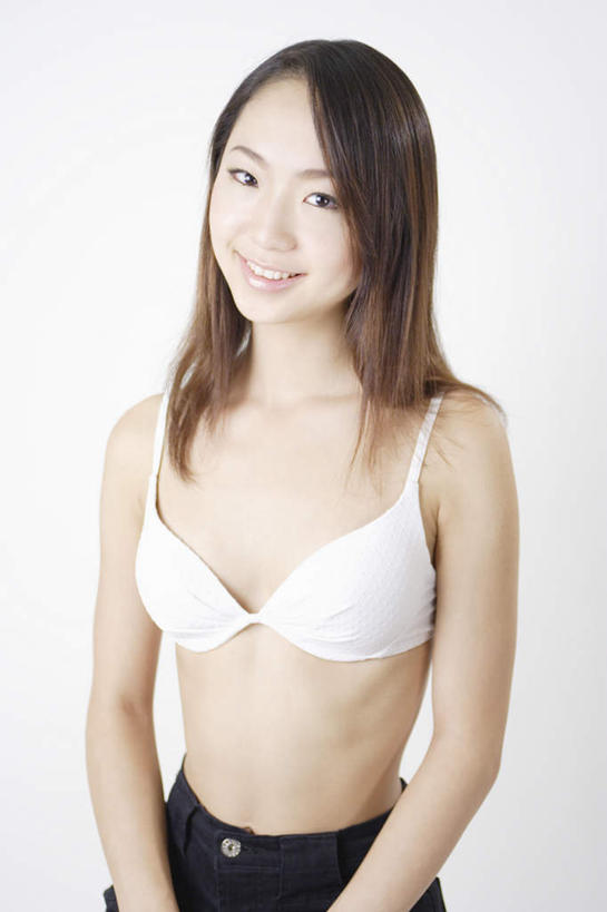 东方人,一个人,站,笑,微笑,露齿笑,竖图,室内,白天,白色背景,正面,亚洲,仅一个年轻女性,仅一个女性,仅一个人,内衣,服装,注视,休闲装,黄种人,衣服,观察,看,站着,休闲,休闲服,摄影,服饰,影棚,观看,察看,关注,年轻女性,女人,女性,亚洲人,半身,彩图,影棚拍摄,拍摄