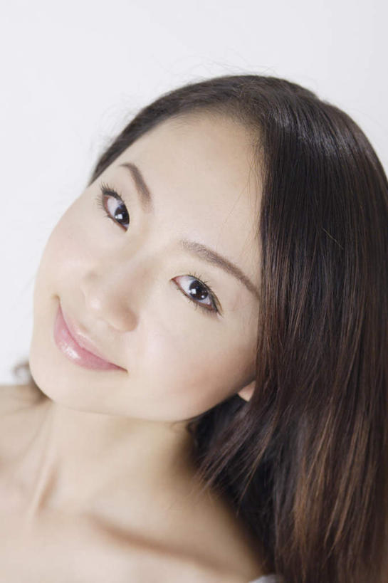 东方人,一个人,站,笑,微笑,竖图,室内,特写,白天,白色背景,正面,亚洲,仅一个年轻女性,仅一个女性,仅一个人,内衣,服装,注视,休闲装,黄种人,衣服,观察,看,站着,休闲,休闲服,摄影,服饰,影棚,观看,察看,关注,年轻女性,女人,女性,亚洲人,半身,彩图,影棚拍摄,拍摄