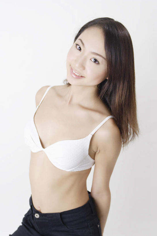 东方人,一个人,站,笑,微笑,露齿笑,竖图,室内,白天,白色背景,正面,亚洲,仅一个年轻女性,仅一个女性,仅一个人,内衣,服装,注视,休闲装,黄种人,衣服,观察,看,站着,休闲,休闲服,摄影,服饰,影棚,观看,察看,关注,年轻女性,女人,女性,亚洲人,半身,彩图,影棚拍摄,拍摄