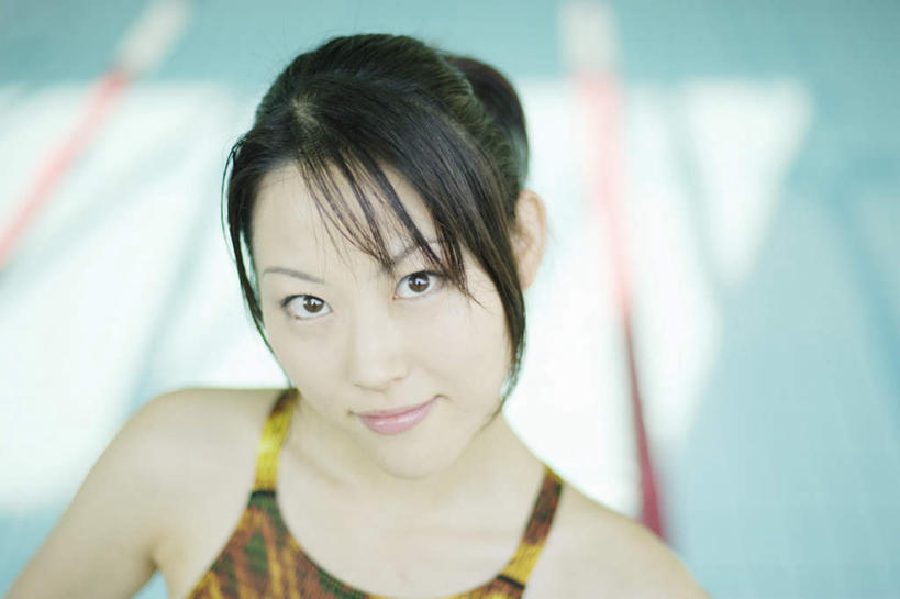 东方人,一个人,游泳池,站,笑,微笑,横图,俯视,室内,白天,泳装,锻炼,运动,水,亚洲,仅一个年轻女性,仅一个女性,仅一个人,服装,水池,水面,注视,休闲装,黄种人,泳池,衣服,观察,看,站着,休闲,休闲服,服饰,观看,察看,游泳馆,关注,连体泳衣,体育,年轻女性,女人,女性,亚洲人,半身,彩图,高角度拍摄,泳衣,健身