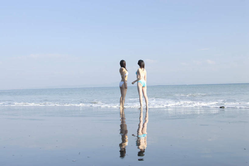 东方人,两个人,伙伴,朋友,站,横图,室外,白天,泳装,比基尼,友谊,海浪,海洋,沙滩,亚洲,服装,沙子,海岸,浪花,沙地,注视,休闲装,黄种人,背面,衣服,蓝色,蓝天,天空,海水,天,观察,看,站着,休闲,休闲服,服饰,观看,察看,关注,海景,友情,年轻女性,女人,女性,亚洲人,大海,风浪,海,海水的波动,海滩,近岸浪,涌浪,站立,彩图,全身,三点式,泳衣