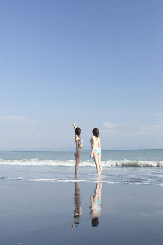 东方人,两个人,伙伴,朋友,站,竖图,室外,白天,泳装,比基尼,友谊,海浪,海洋,沙滩,亚洲,服装,沙子,海岸,浪花,沙地,注视,休闲装,黄种人,背面,衣服,蓝色,蓝天,天空,海水,天,观察,看,站着,休闲,休闲服,服饰,观看,察看,关注,海景,友情,年轻女性,女人,女性,亚洲人,大海,风浪,海,海水的波动,海滩,近岸浪,涌浪,站立,彩图,全身,三点式,泳衣