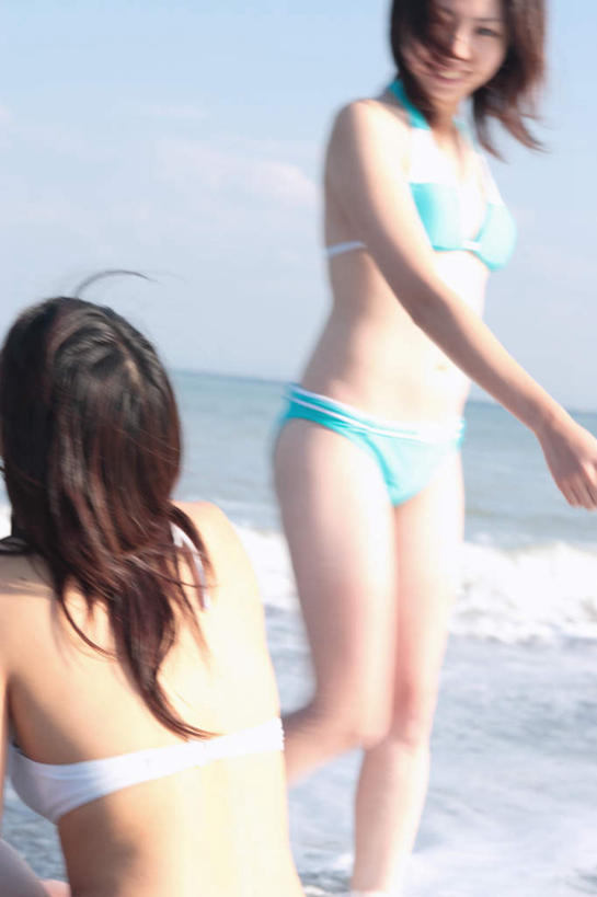 东方人,两个人,伙伴,朋友,站,坐,走,笑,微笑,露齿笑,竖图,室外,白天,侧面,泳装,比基尼,友谊,海浪,海洋,沙滩,亚洲,服装,朦胧,模糊,沙子,海岸,浪花,沙地,注视,休闲装,黄种人,衣服,蓝色,蓝天,天空,海水,天,观察,看,站着,休闲,休闲服,服饰,观看,察看,关注,海景,友情,年轻女性,女人,女性,亚洲人,大海,风浪,海,海水的波动,海滩,近岸浪,涌浪,步行,散步,站立,走路,坐着,半身,彩图,三点式,泳衣