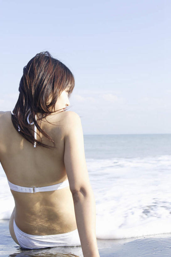 东方人,一个人,坐,竖图,室外,白天,正面,泳装,比基尼,海浪,海洋,沙滩,亚洲,仅一个年轻女性,仅一个女性,仅一个人,服装,沙子,海岸,浪花,沙地,注视,休闲装,黄种人,衣服,蓝色,蓝天,天空,海水,天,观察,看,休闲,休闲服,服饰,观看,察看,关注,海景,年轻女性,女人,女性,亚洲人,大海,风浪,海,海水的波动,海滩,近岸浪,涌浪,坐着,半身,彩图,三点式,泳衣