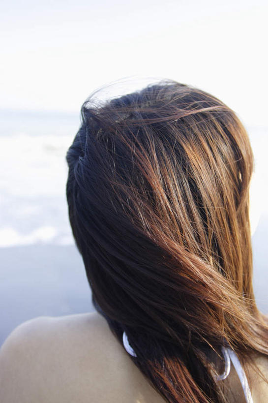 东方人,一个人,坐,竖图,室外,白天,海浪,海洋,沙滩,亚洲,仅一个年轻女性,仅一个女性,仅一个人,服装,沙子,海岸,浪花,沙地,注视,休闲装,黄种人,背面,衣服,蓝色,蓝天,天空,海水,天,观察,看,休闲,休闲服,服饰,观看,察看,关注,海景,年轻女性,女人,女性,亚洲人,大海,风浪,海,海水的波动,海滩,近岸浪,涌浪,坐着,半身,彩图