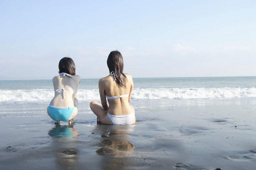 东方人,两个人,伙伴,朋友,坐,横图,室外,白天,泳装,比基尼,友谊,海浪,海洋,沙滩,亚洲,服装,沙子,海岸,浪花,沙地,注视,休闲装,黄种人,背面,衣服,蓝色,蓝天,天空,海水,天,观察,看,休闲,休闲服,服饰,观看,察看,关注,海景,友情,年轻女性,女人,女性,亚洲人,大海,风浪,海,海水的波动,海滩,近岸浪,涌浪,坐着,半身,彩图,三点式,泳衣
