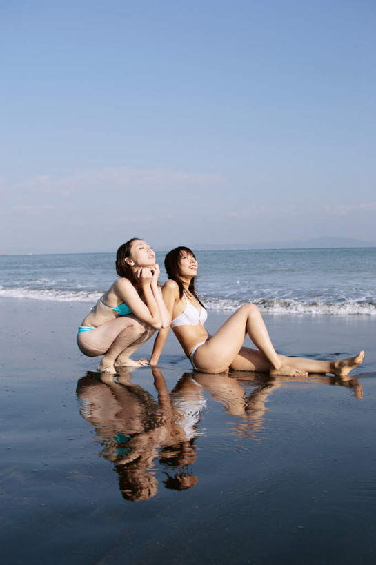 东方人,两个人,伙伴,朋友,坐,笑,微笑,露齿笑,竖图,室外,白天,侧面,泳装,比基尼,友谊,海浪,海洋,沙滩,亚洲,服装,沙子,海岸,浪花,沙地,注视,休闲装,黄种人,衣服,蓝色,蓝天,天空,海水,天,观察,看,休闲,休闲服,服饰,观看,察看,关注,海景,友情,年轻女性,女人,女性,亚洲人,大海,风浪,海,海水的波动,海滩,近岸浪,涌浪,坐着,彩图,全身,三点式,泳衣