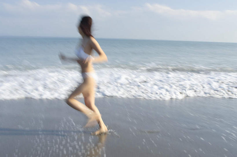 东方人,一个人,站,横图,室外,白天,侧面,泳装,比基尼,海浪,海洋,亚洲,仅一个年轻女性,仅一个女性,仅一个人,服装,朦胧,模糊,浪花,水平线,云,云朵,海平线,云彩,注视,休闲装,黄种人,衣服,蓝色,白云,蓝天,天空,海水,天,观察,看,站着,休闲,休闲服,服饰,观看,察看,关注,海景,年轻女性,女人,女性,亚洲人,大海,风浪,海,海水的波动,近岸浪,涌浪,站立,彩图,全身,三点式,泳衣