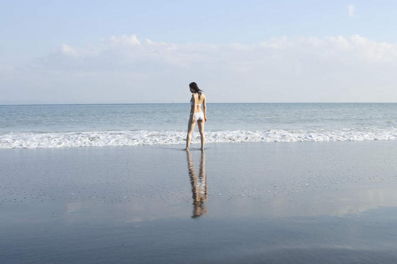 东方人,一个人,站,横图,室外,白天,泳装,比基尼,海浪,海洋,亚洲,仅一个年轻女性,仅一个女性,仅一个人,服装,浪花,水平线,云,云朵,海平线,云彩,注视,休闲装,黄种人,背面,衣服,蓝色,白云,蓝天,天空,海水,天,观察,看,站着,休闲,休闲服,服饰,观看,察看,关注,海景,年轻女性,女人,女性,亚洲人,大海,风浪,海,海水的波动,近岸浪,涌浪,站立,彩图,全身,三点式,泳衣