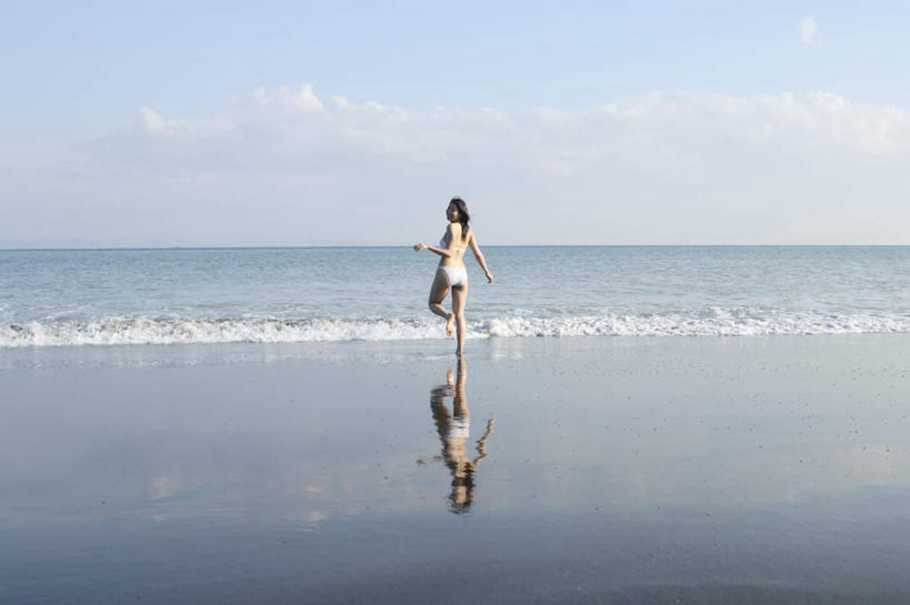 东方人,背,一个人,站,横图,室外,白天,泳装,比基尼,海浪,海洋,亚洲,仅一个年轻女性,仅一个女性,仅一个人,服装,浪花,水平线,云,云朵,海平线,云彩,注视,休闲装,黄种人,衣服,蓝色,白云,蓝天,天空,海水,天,观察,看,站着,休闲,休闲服,服饰,观看,察看,关注,海景,年轻女性,女人,女性,亚洲人,大海,风浪,海,海水的波动,近岸浪,涌浪,站立,彩图,全身,三点式,泳衣