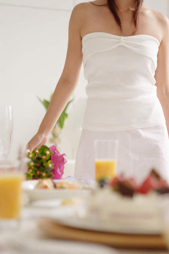 点心,东方人,一个人,站,竖图,室内,白天,正面,下午茶,餐桌,桌子,亚洲,仅一个年轻女性,仅一个女性,仅一个人,服装,食品,注视,休闲装,黄种人,食物,糕点,衣服,观察,看,站着,休闲,休闲服,服饰,餐台,观看,察看,关注,年轻女性,女人,女性,亚洲人,站立,半身,彩图,蛋糕