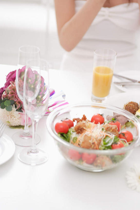 东方人,一个人,坐,竖图,俯视,室内,白天,杯子,餐具,亚洲,仅一个年轻女性,仅一个女性,仅一个人,服装,高脚杯,红酒杯,注视,休闲装,黄种人,玻璃制品,衣服,酒杯,碗,观察,看,休闲,休闲服,服饰,观看,察看,关注,年轻女性,女人,女性,亚洲人,玻璃杯,橙子,坐着,半身,彩图,高角度拍摄