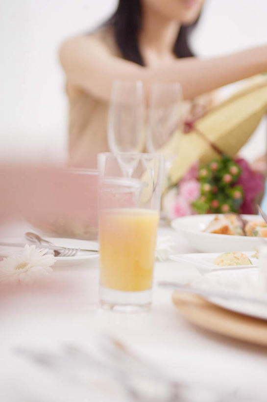 东方人,一个人,坐,竖图,室内,白天,正面,餐桌,桌子,杯子,餐具,亚洲,仅一个年轻女性,仅一个女性,仅一个人,服装,朦胧,模糊,碟子,高脚杯,盘,红酒杯,注视,休闲装,黄种人,玻璃制品,衣服,盘子,酒杯,碟,观察,看,休闲,休闲服,服饰,餐台,观看,察看,关注,年轻女性,女人,女性,亚洲人,玻璃杯,进餐用具,烹调用具,坐着,半身,彩图