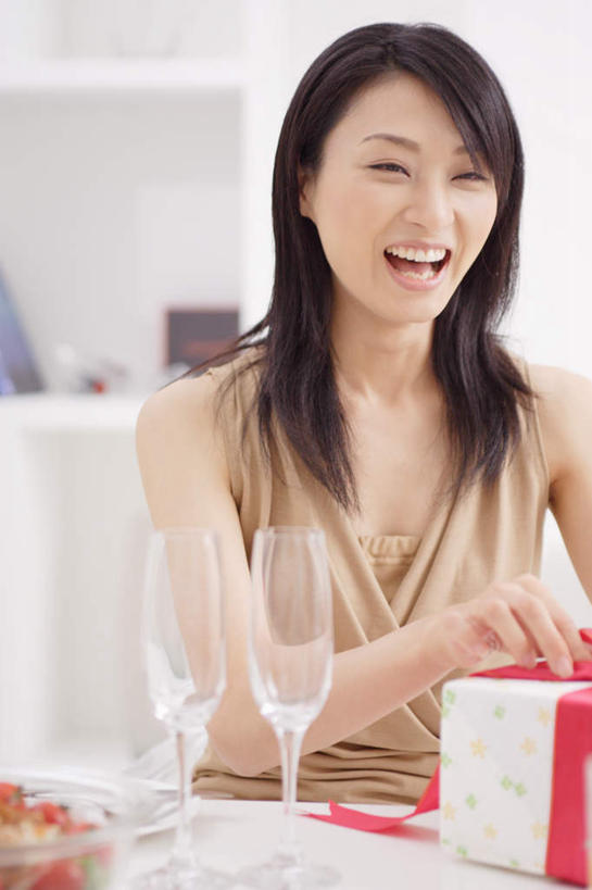 东方人,一个人,坐,笑,微笑,露齿笑,竖图,室内,白天,正面,杯子,礼盒,礼物,亚洲,仅一个年轻女性,仅一个女性,仅一个人,服装,高脚杯,纸盒,红酒杯,注视,休闲装,黄种人,玻璃制品,盒子,衣服,包装盒,酒杯,礼品盒,观察,看,休闲,休闲服,服饰,礼品,观看,察看,关注,年轻女性,女人,女性,亚洲人,玻璃杯,坐着,半身,彩图