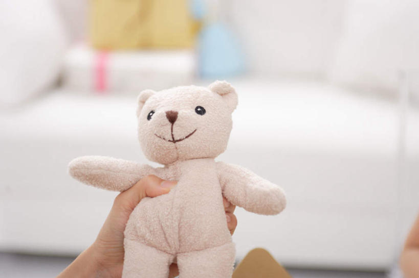 东方人,一个人,坐,横图,室内,白天,正面,游戏,熊,玩具,亚洲,仅一个年轻女性,仅一个女性,仅一个人,服装,玩偶,泰迪熊,拿,玩,拿着,注视,休闲装,黄种人,娱乐,衣服,玩具熊,观察,看,休闲,休闲服,益智,服饰,毛绒玩具,观看,安慰,察看,发泄,关注,消遣,宣泄,罗斯福熊,年轻女性,女人,女性,亚洲人,玩耍,嬉戏,坐着,半身,彩图