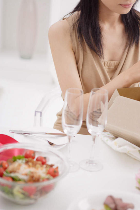 东方人,一个人,餐厅,坐,竖图,室内,白天,正面,餐桌,桌子,杯子,水果,亚洲,仅一个年轻女性,仅一个女性,仅一个人,服装,高脚杯,蔬菜沙拉,沙拉,红酒杯,注视,休闲装,黄种人,色拉,玻璃制品,衣服,酒杯,观察,看,休闲,休闲服,服饰,有机食品,绿色食品,餐台,观看,色拉酱,察看,关注,千岛酱,年轻女性,女人,女性,亚洲人,玻璃杯,坐着,半身,彩图