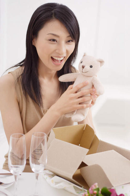 东方人,一个人,餐厅,站,笑,微笑,露齿笑,竖图,室内,白天,正面,游戏,桌子,熊,杯子,玩具,亚洲,仅一个年轻女性,仅一个女性,仅一个人,服装,高脚杯,玩偶,泰迪熊,红酒杯,拿,玩,拿着,注视,休闲装,黄种人,娱乐,玻璃制品,衣服,酒杯,玩具熊,观察,看,站着,休闲,休闲服,益智,服饰,毛绒玩具,观看,安慰,察看,发泄,关注,消遣,宣泄,罗斯福熊,年轻女性,女人,女性,亚洲人,玻璃杯,玩耍,嬉戏,半身,彩图