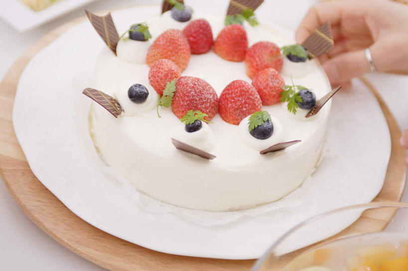 点心,东方人,一个人,站,横图,俯视,室内,白天,下午茶,亚洲,仅一个年轻女性,仅一个女性,仅一个人,服装,食品,拿,拿着,注视,休闲装,黄种人,食物,糕点,衣服,观察,看,站着,休闲,休闲服,服饰,观看,察看,关注,年轻女性,女人,女性,亚洲人,站立,半身,彩图,高角度拍摄,蛋糕