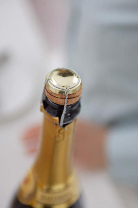 葡萄酒,无人,竖图,俯视,室内,特写,白天,奢侈,快乐,静物,朦胧,模糊,浪漫,玻璃制品,酒,酒瓶,饮料,玻璃瓶,瓶子,香槟,瓶塞,诱惑,保存,密封,气泡酒,起泡酒,汽酒,彩图,高角度拍摄,高兴,欢笑