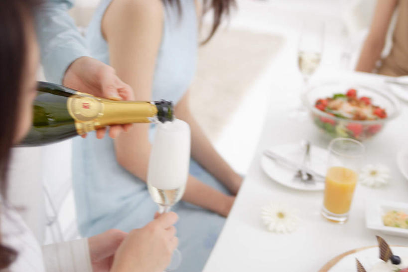 葡萄酒,东方人,手,四个人,伙伴,朋友,餐厅,站,横图,俯视,室内,白天,奢侈,快乐,友谊,餐桌,桌子,杯子,水果,亚洲,倒,服装,高脚杯,沙拉,红酒杯,浪漫,拿,拿着,注视,休闲装,黄种人,色拉,水果沙拉,玻璃制品,酒,饮料,衣服,酒杯,香槟,观察,看,站着,休闲,手部,休闲服,诱惑,服饰,有机食品,绿色食品,餐台,观看,色拉酱,察看,关注,千岛酱,气泡酒,起泡酒,汽酒,友情,年轻女性,女人,女性,亚洲人,玻璃杯,站立,半身,彩图,高角度拍摄,高兴,欢笑