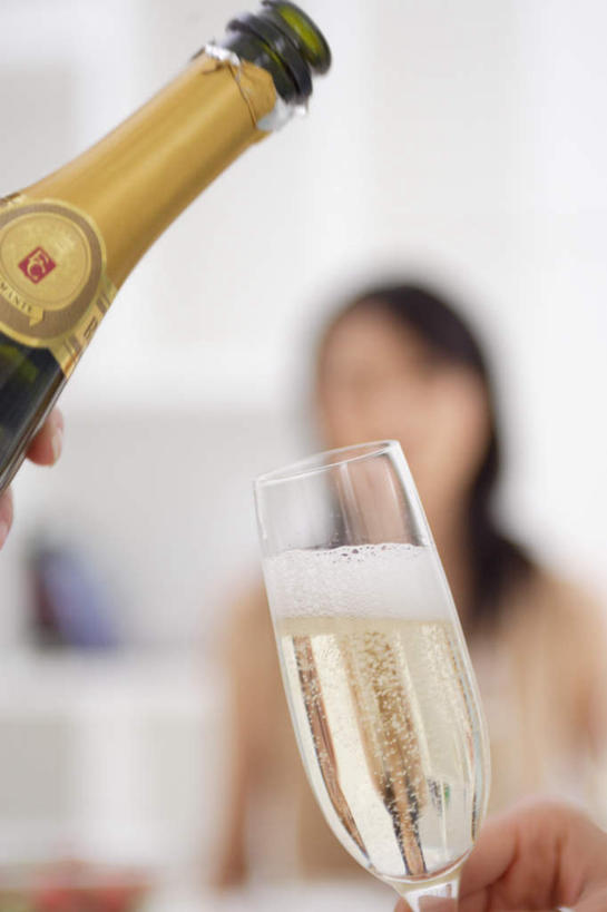 葡萄酒,东方人,两个人,伙伴,朋友,坐,竖图,室内,白天,正面,奢侈,快乐,友谊,杯子,亚洲,服装,朦胧,模糊,高脚杯,液体,红酒杯,浪漫,注视,休闲装,黄种人,玻璃制品,酒,饮料,衣服,酒杯,香槟,观察,看,休闲,休闲服,诱惑,服饰,观看,察看,关注,气泡酒,起泡酒,汽酒,友情,年轻女性,女人,女性,亚洲人,玻璃杯,坐着,半身,彩图,高兴,欢笑