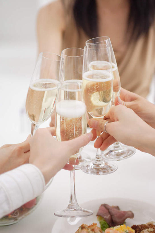 东方人,四个人,伙伴,朋友,坐,竖图,室内,白天,正面,友谊,杯子,亚洲,服装,朦胧,模糊,庆祝,高脚杯,红酒杯,拿,拿着,注视,休闲装,黄种人,玻璃制品,衣服,酒杯,干杯,观察,看,碰杯,休闲,休闲服,交际,友好,服饰,观看,庆贺,察看,关注,礼仪,友情,年轻女性,女人,女性,亚洲人,玻璃杯,坐着,半身,彩图