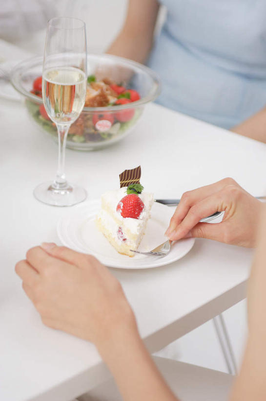 点心,东方人,两个人,伙伴,朋友,餐厅,坐,竖图,俯视,室内,白天,下午茶,友谊,餐桌,桌子,草莓,浆果,餐具,水果,亚洲,服装,新鲜,生食,食品,果实,拿,拿着,注视,休闲装,黄种人,食物,糕点,衣服,观察,看,休闲,休闲服,服饰,有机食品,绿色食品,餐台,观看,察看,关注,友情,年轻女性,女人,女性,亚洲人,进餐用具,烹调用具,洋莓,水果皇后,红莓,地莓,坐着,半身,彩图,高角度拍摄,蛋糕