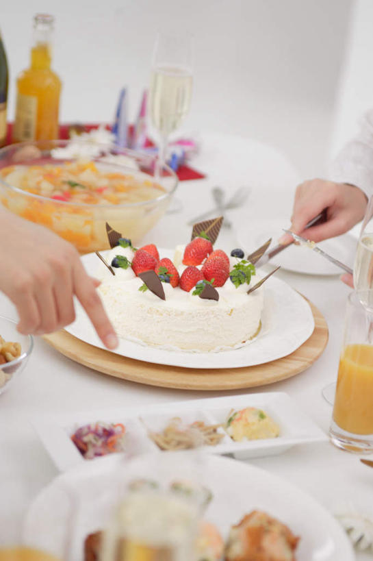 点心,东方人,两个人,伙伴,朋友,餐厅,站,坐,竖图,俯视,室内,白天,下午茶,友谊,餐桌,桌子,草莓,浆果,水果,亚洲,服装,新鲜,生食,食品,果实,拿,拿着,注视,休闲装,黄种人,食物,糕点,衣服,观察,看,站着,休闲,休闲服,服饰,有机食品,绿色食品,餐台,观看,察看,关注,餐刀,友情,年轻女性,女人,女性,亚洲人,洋莓,水果皇后,红莓,地莓,站立,坐着,半身,彩图,高角度拍摄,蛋糕