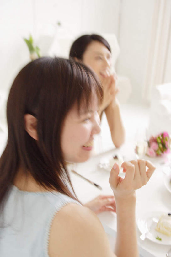 东方人,两个人,伙伴,朋友,餐厅,坐,笑,微笑,露齿笑,竖图,俯视,室内,白天,友谊,餐桌,桌子,亚洲,服装,注视,休闲装,黄种人,衣服,观察,看,休闲,休闲服,服饰,餐台,观看,察看,关注,友情,年轻女性,女人,女性,亚洲人,坐着,半身,彩图,高角度拍摄