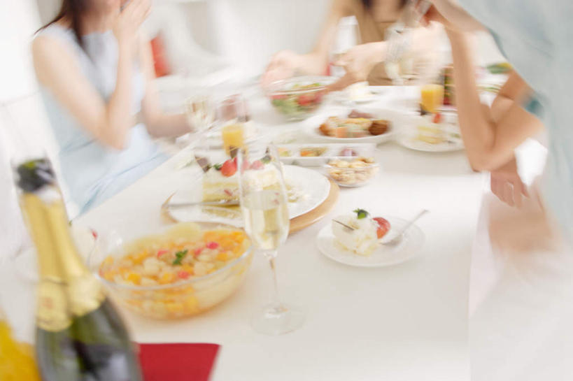 东方人,三个人,伙伴,朋友,餐厅,坐,横图,俯视,室内,白天,友谊,餐桌,桌子,餐具,亚洲,服装,碟子,盘,食品,注视,休闲装,黄种人,食物,衣服,盘子,碟,观察,看,休闲,休闲服,服饰,餐台,观看,察看,关注,友情,年轻女性,女人,女性,亚洲人,坐着,半身,彩图,高角度拍摄