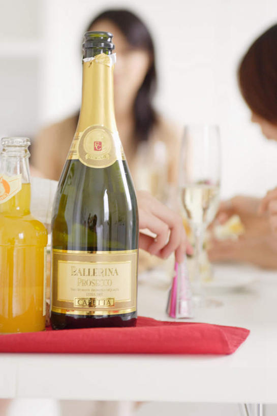 东方人,两个人,伙伴,朋友,餐厅,竖图,室内,白天,正面,友谊,桌子,亚洲,服装,橙汁,注视,休闲装,黄种人,书桌,玻璃制品,桌布,衣服,玻璃瓶,课桌,瓶子,观察,看,休闲,休闲服,服饰,观看,察看,关注,友情,年轻女性,女人,女性,亚洲人,半身,彩图