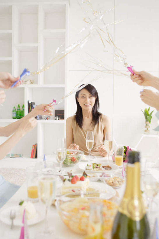 东方人,四个人,伙伴,朋友,餐厅,坐,笑,微笑,露齿笑,竖图,室内,白天,正面,友谊,餐桌,桌子,餐具,亚洲,服装,装饰,碟子,盘,食品,拿,拿着,注视,休闲装,黄种人,玻璃制品,食物,衣服,盘子,玻璃瓶,彩带,瓶子,碟,观察,看,休闲,休闲服,服饰,餐台,观看,华丽,修饰,点缀,察看,关注,衬托,美观,雅致,雅观,友情,年轻女性,女人,女性,亚洲人,进餐用具,烹调用具,坐着,半身,彩图